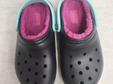 Sandals Flats By Crocs In Black, Size: 6 Supply